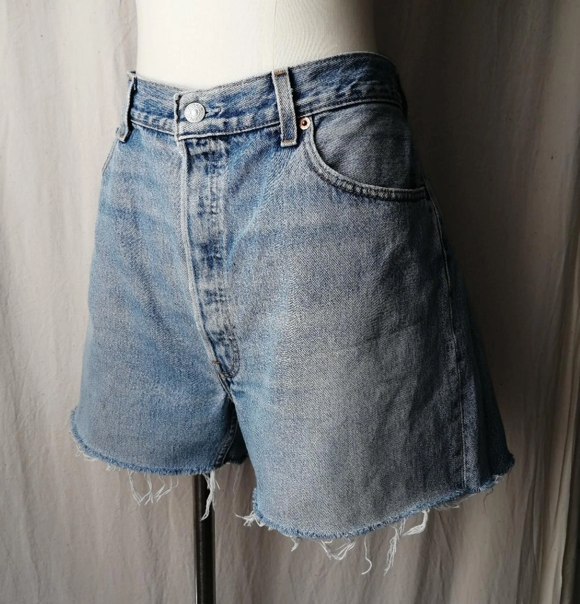 Short en jean bleu clair effet usé à franges "Levi's" 501 – photo 2